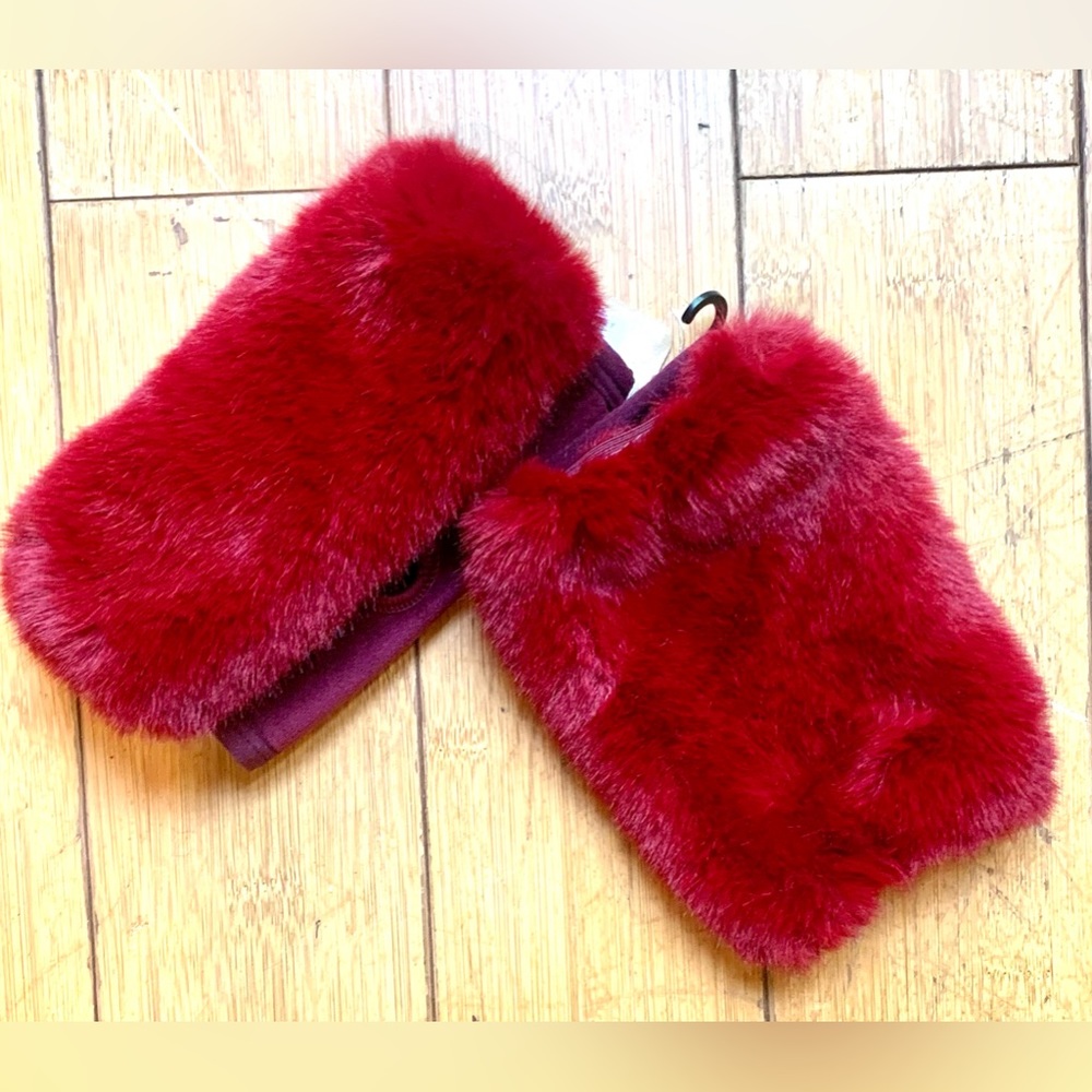 ODIVA Burgundy Faux Fur Hand Covers with Thumb Hole